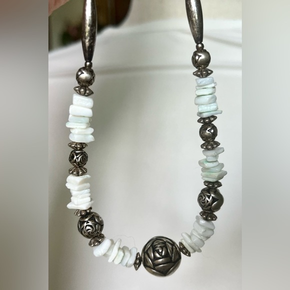 Gemstone chip & silver tone flower etched beads necklace jewelry - Picture 10 of 10